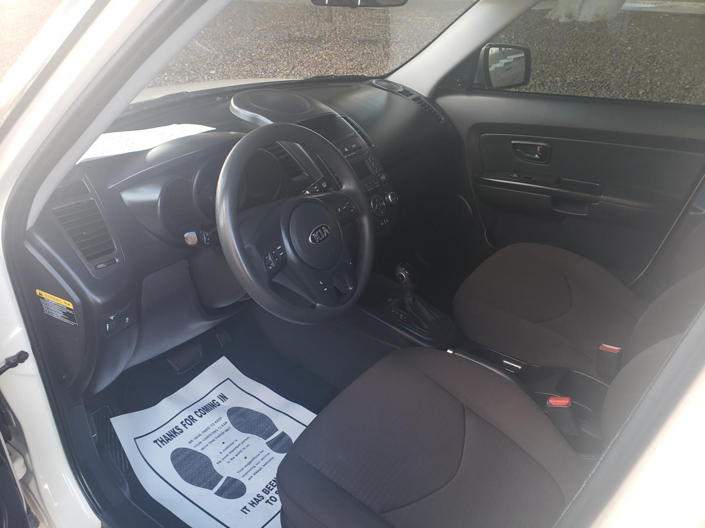 2013 WHITE /black Kia Soul base (KNDJT2A51D7) with an 1.6l i4 engine, 4-Speed Automatic transmission, located at 323 E Dunlap Ave., Phoenix, AZ, 85020, (602) 331-9000, 33.567677, -112.069000 - 2013 Kia Soul,.......EXCELLENT condition, A Real Must See!!.... Ice cold A/C, No accidents, Power everything, Stereo/cd player, Phone sync, Bluetooth, Satellite compatible, Clean black interior with black cloth seats in near perfect condition, power windows, power door locks, clean Arizona title, Ru - Photo#9